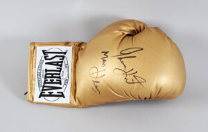 Thomas Hearns Signed Boxing Glove - COA PSA/DNA
