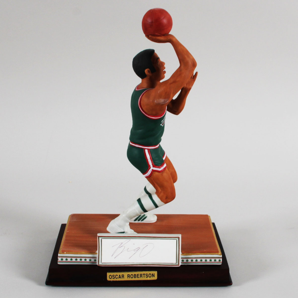Oscar Robertson Signed Statue Bucks LE 580/975 - COA Sports Impressions
