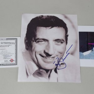 Tony Bennett Signed 8x10 Signed Color Photo ( Photo & Proof)